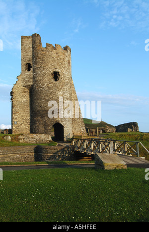 Aberystwyth parte dei resti del castello con la passerella Foto Stock