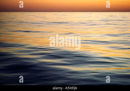 Alba al tramonto tramonto tramonto sul mare oceano rising rosso arancione tramonto tramonto Foto Stock