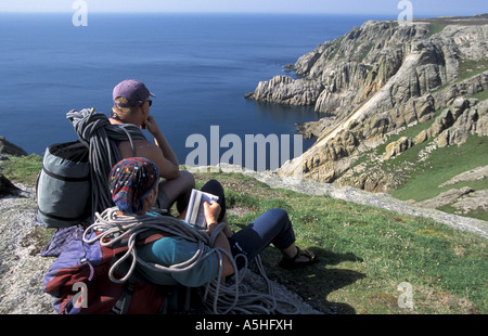 Gli alpinisti guardare gli arrampicatori su i diavoli scorrere su Lundy Island nel canale di Bristol Devon England Foto Stock