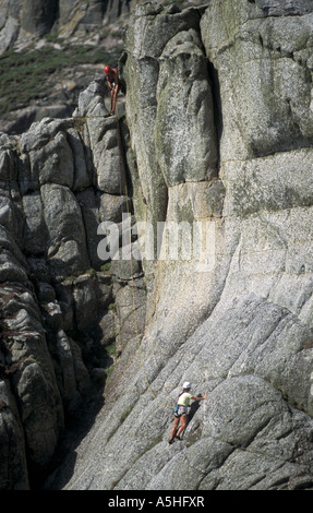 Gli alpinisti su i diavoli scorrere su Lundy Island nel canale di Bristol Devon England Foto Stock