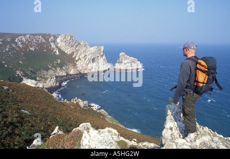 Un camminatore su Lundy Island si ammira la vista sulla costa est Devon England Foto Stock