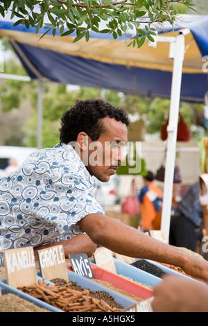 Commerciante di mercato vendono spezie n mercato tunisino - Tunisia Djerba Houmt Souk Foto Stock