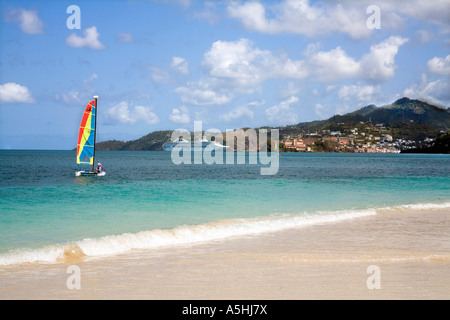 ,St Georges città in Grenada visto dal Grand Anse spiaggia dei Caraibi Foto Stock