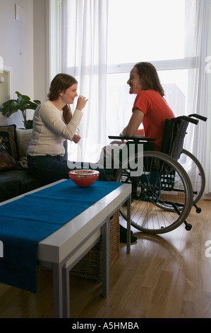 Uomo disabili e partner in appartamento Foto Stock