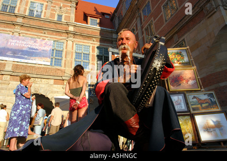 Un esecutore di strada (cosacco musicista) sul mercato lungo (Dluga Street) in Gdansk, Polonia. Foto Stock