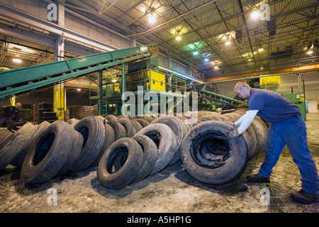 Wyandotte Michigan un lavoratore pile pneumatici per triturazione a rivestimento di argento per il riciclaggio dei pneumatici Foto Stock