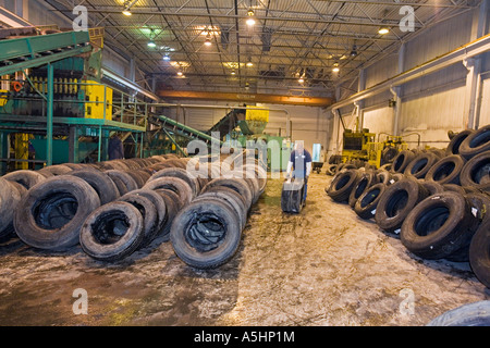 Wyandotte Michigan un lavoratore pile pneumatici per triturazione a rivestimento di argento per il riciclaggio dei pneumatici Foto Stock