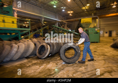 Wyandotte Michigan un lavoratore pile pneumatici per triturazione a rivestimento di argento per il riciclaggio dei pneumatici Foto Stock