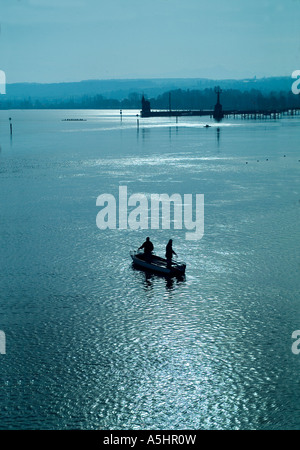 I pescatori pesca sul fiume Reno - Abbassare il lago di Costanza,Konstanz, Germania Foto Stock