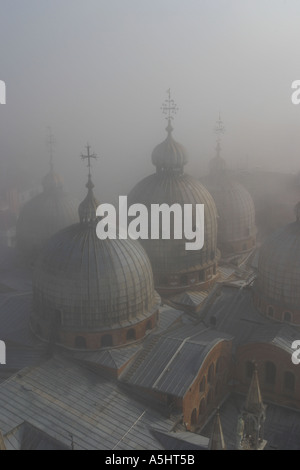 Venezia Italia St Marks Bascilica cupole visto di prima mattina nebbia atmosferica Foto Stock