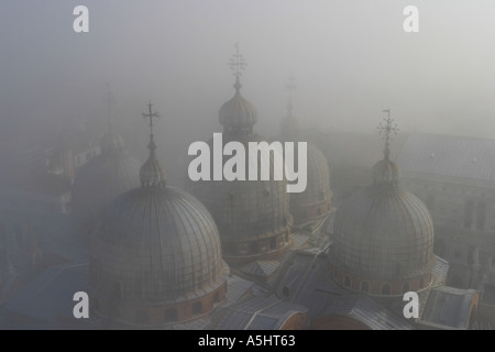 Venezia Italia St Marks Bascilica cupole si vede nella nebbia mattutina Foto Stock