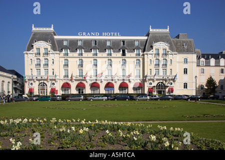 Grand Hotel Cabourg, Normandia, Francia dai Jardins du Casino Foto Stock