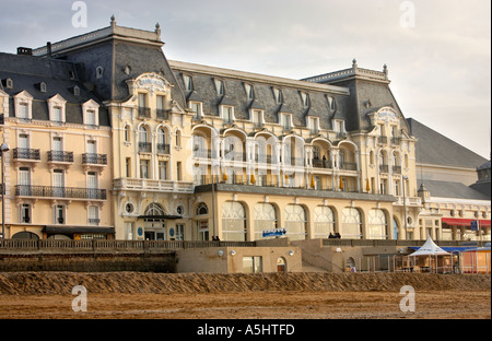 Grand Hotel Cabourg Normandia Francia Europa dalla spiaggia nel tardo pomeriggio prima luce della sera Foto Stock