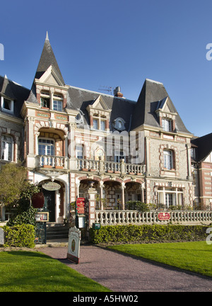 Sala da tè in una vecchia casa normanna Cabourg Normandia Francia Europa Foto Stock