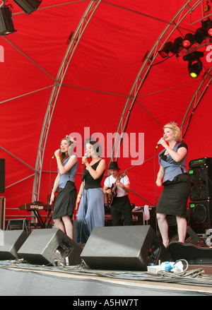 La Puppini sorelle in concerto a Swansea in Galles GB UK 2006 Foto Stock