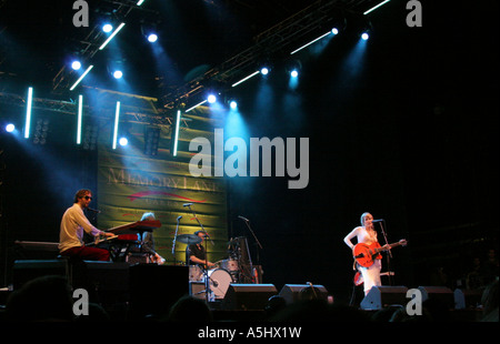 Cerys Matthews in concerto a Cardiff Galles del Sud GB UK 2006 Foto Stock