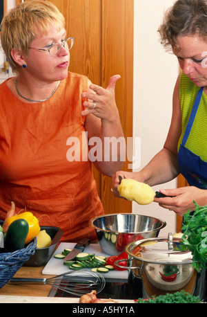 Signor PR due donne cucinare insieme Foto Stock