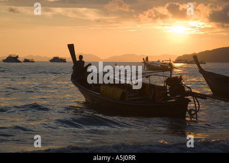 Long Tail barche su Railay o Railey Beach laguna, Provincia di Krabi Mare delle Andamane, Thailandia, al tramonto. Foto Stock