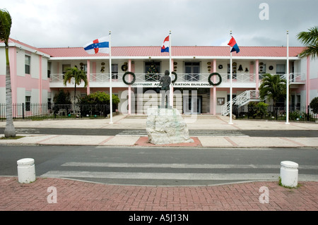 Statua del dottor Claude Wathey di fronte alla pubblica amministrazione edificio, Philipsburg Foto Stock