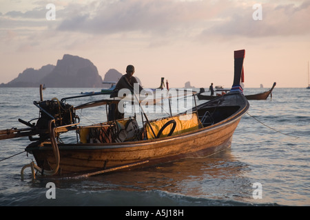 Pescatore tailandese, un barcaiolo sulla spiaggia di Krabi provincia della Thailandia Foto Stock