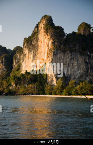 Le scogliere calcaree di West Railay Beach laguna, Provincia di Krabi, Thailandia, Asia Foto Stock
