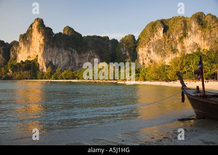 Le scogliere calcaree di West Railay Beach laguna, Provincia di Krabi, Thailandia, Asia Foto Stock