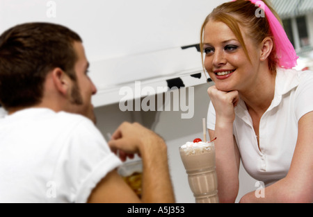 Accoppiare la condivisione di bibite gassate Foto Stock