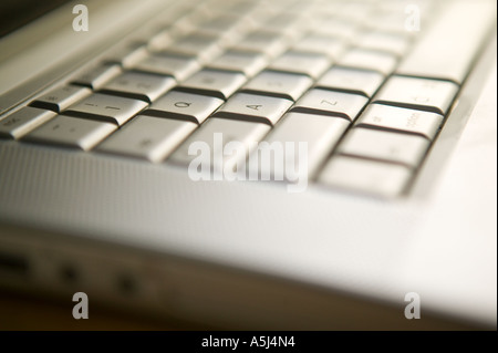 Vista delle prese laterali su un materiale metallico rivestita notebook Apple computer si trova su un tavolo di legno superficie Febbraio 2006 Foto Stock