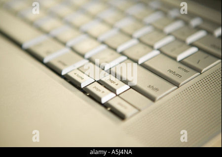 Vista delle prese laterali su un materiale metallico rivestita notebook Apple computer si trova su un tavolo di legno superficie Febbraio 2006 Foto Stock