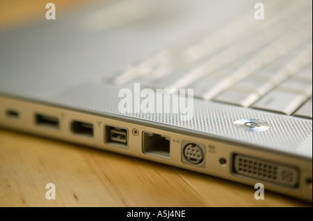 Vista delle prese laterali su un materiale metallico rivestita notebook Apple computer si trova su un tavolo di legno superficie Febbraio 2006 Foto Stock