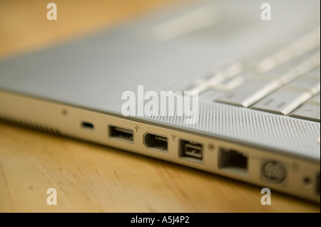 Vista delle prese laterali su un materiale metallico rivestita notebook Apple computer si trova su un tavolo di legno superficie Febbraio 2006 Foto Stock