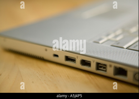 Vista delle prese laterali su un materiale metallico rivestita notebook Apple computer si trova su un tavolo di legno superficie Febbraio 2006 Foto Stock