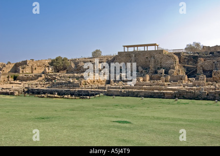 Resti di edifici romani la città murata di Cesarea di una città costruita da Erode il Grande Foto Stock