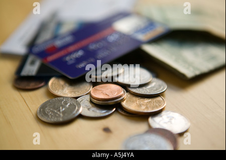 Le carte di credito delle monete e delle banconote giacciono su di un tavolo di legno superficie 2006 Foto Stock