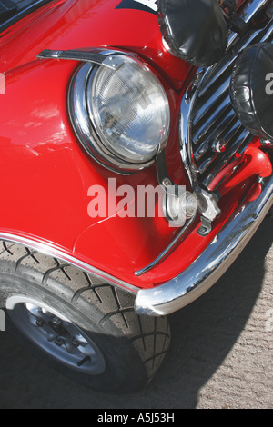 Angolo anteriore del classico rosso Mini Foto Stock