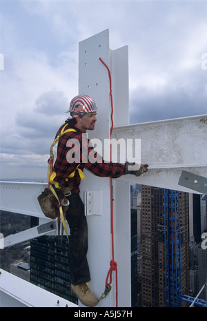 Lavoratore di ferro il connettore Billy Smith lavora 675 piedi sopra la terra a Random House Building di New York City Foto Stock