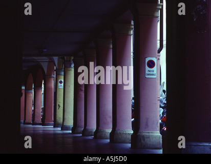 Colori rosso nei colonnati e gli archi di Bologna Foto Stock