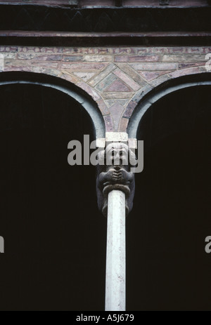 Dettaglio di gargoyle in cortile a St Stephens chiesa Bologna Italia Foto Stock