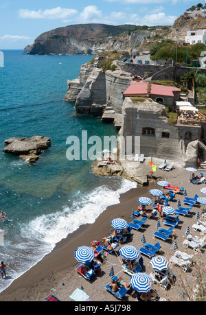 Vista guardando verso il basso su una piccola spiaggia di Sant' Angelo, Ischia, Italia Foto Stock
