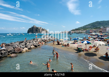 La spiaggia di Ischia Ponte con il Castello Aragonese dietro, Ischia, Italia Foto Stock