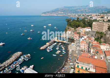 Vista su Marina Grande ed il golfo di Napoli con Sorrento, Riviera Napoletana, Italia Foto Stock