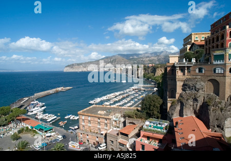 Vista su Marina piccolo e la baia di Napoli, Sorrento, Riviera Napoletana, Italia Foto Stock