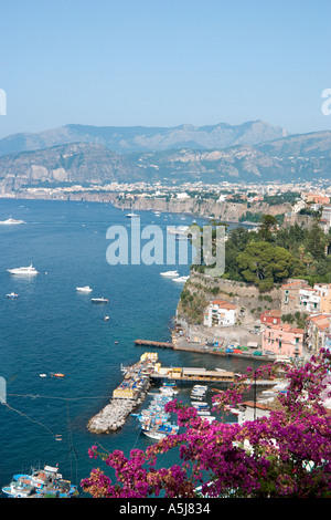 Vista su Marina Grande ed il golfo di Napoli con Sorrento, Riviera Napoletana, Italia Foto Stock