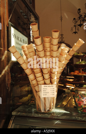 Chiusura del cono gelato fetta cornette Visualizzazione sul contatore di italiano snack bar & icecream parlor Firenze Toscana Italia Foto Stock