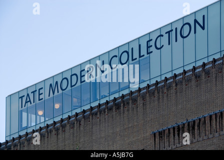 Grande Tate Modern segno di raccolta su pannelli vetrati a Tate Modern art gallery creato nel ridondante Bankside power station Southwark Londra Inghilterra REGNO UNITO Foto Stock