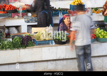 L'uomo Acquisto di produrre al mercato di Aşgabat Foto Stock