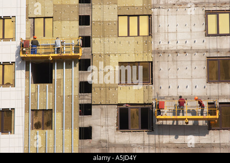Culla portante lavoratori edili Foto Stock