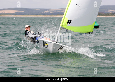 Ragazzo vela RS Tera dinghy nel porto di Chichester Regno Unito Foto Stock