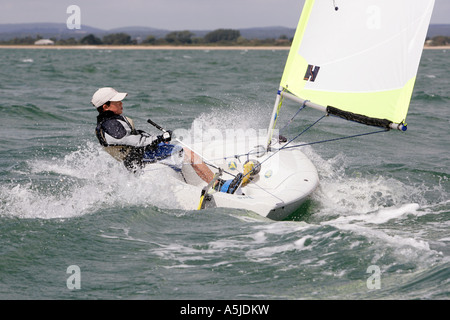 Ragazzo vela rs tera dinghy nel porto di Chichester Regno Unito Foto Stock