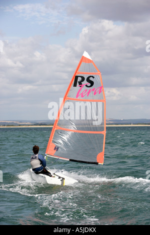 Ragazzo vela rs tera dinghy nel porto di Chichester Regno Unito Foto Stock